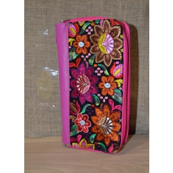 Portfel duży skórzany dwukomorowy różowy z kwiatowym kolorowym haftem .